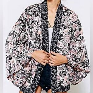 UO Kimchi blue silky floral kimono top XS/S